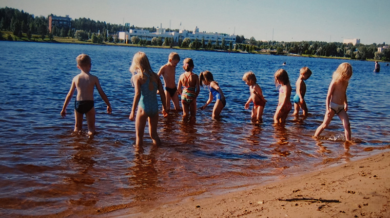 Uimaretkellä Kajaaninjoen rannalla